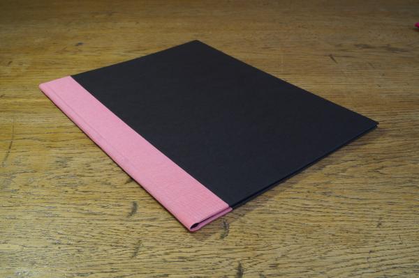 Schwarze Sammelmappe A4, rosa Leinen, mit Gummiband